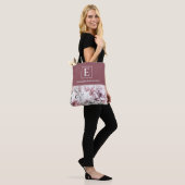 Elegantes Monogramm rosa und Lila florales Botanis Tasche (Am Model)