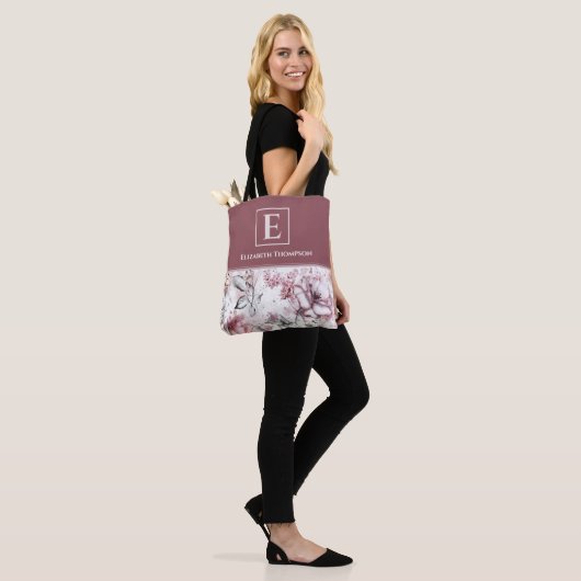 Elegantes Monogramm rosa und Lila florales Botanis Tasche (Am Model)