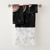 Elegantes Monogramm-Rosen-GoldSchwarz-weißer Badhandtuch Set (Insitu)