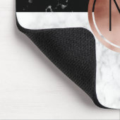 Elegantes Monogramm-Rosen-GoldSchwarz-weißer Mousepad (Ecke)