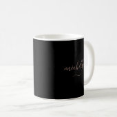 Elegantes Monogramm Schwarz Gold Schrift Name mit Kaffeetasse (VorderseiteRechts)