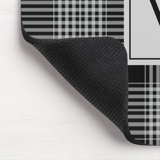 Elegantes Monogramm Schwarz-Weiß-Kariertes Muster Mousepad (Ecke)