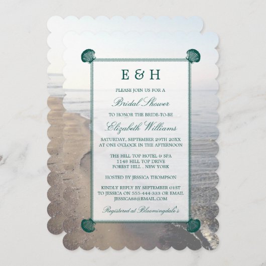 Elegantes Monogramm und Aquamarines Scallop-Brautp Einladung (Vorne/Hinten)