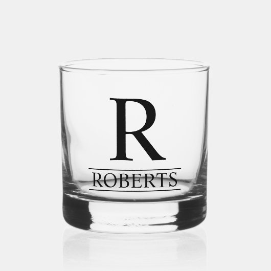 Elegantes Monogramm und Nachname Hochzeit Whiskyglas (Vorderseite)