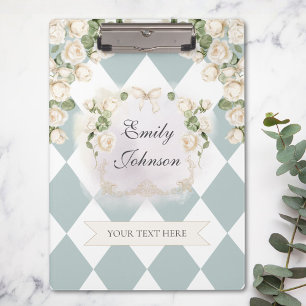 Elegantes Monogramm Weiße Rosen Grüne Blätter Diam Klemmbrett