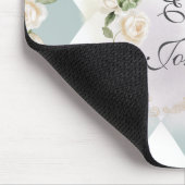 Elegantes Monogramm Weiße Rosen Grüne Blätter Diam Mousepad (Ecke)