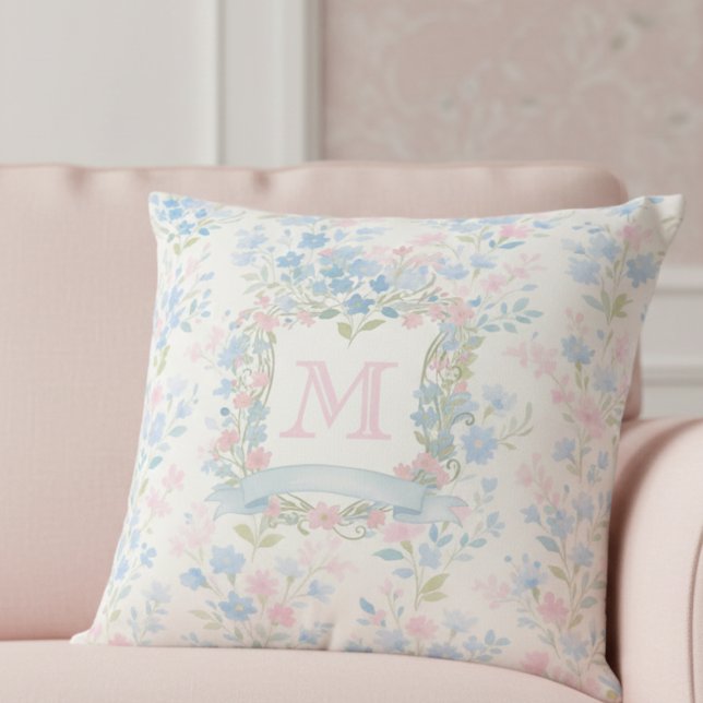 Elegantes Monogramm-Wurfkissen mit floralem Muster Kissen (elegant grandmillennial floral throw pillow with pastel pink and blue flowers custom family crest)