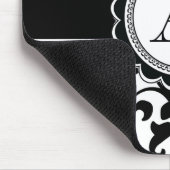 Elegantes monogrammiertes Scroll-Damaskus Schwarz Mousepad (Ecke)