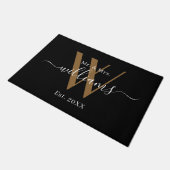 Elegantes Mr. and Mrs Black Gold Monogram Name Scr Fußmatte (Schrägansicht)