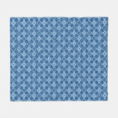 Elegantes Muster mit blauer Geometrie Fleecedecke (Vorderseite (Horizontal))