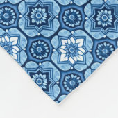 Elegantes Muster mit blauer Geometrie Fleecedecke (Ecke)