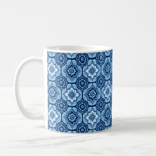 Elegantes Muster mit blauer Geometrie Kaffeetasse (Links)