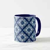 Elegantes Muster mit blauer Geometrie Tasse (VorderseiteRechts)
