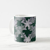 Elegantes Muster mit Blumenmuster in Grün und Weiß Kaffeetasse (Vorderseite Links)