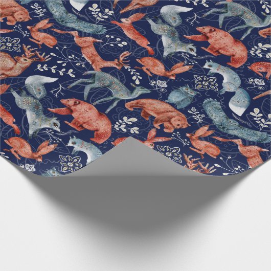 Elegantes Muster wild lebender Waldtiere auf blau Geschenkpapier (Ecke)