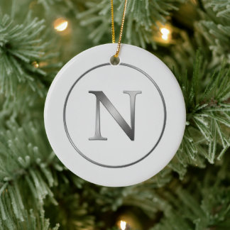 Elegantes 'N'-Monogramm Noel Silberlinien-Rand Keramik Ornament