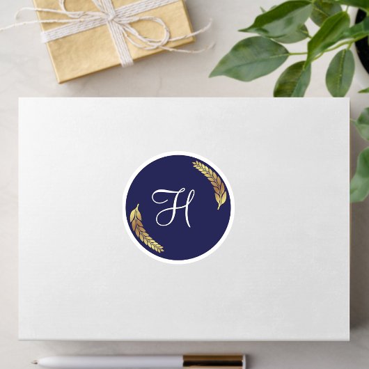 Elegantes Navy Blau und Gold Monogramm (personalis Runder Aufkleber