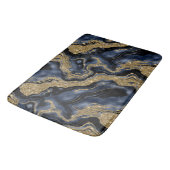 Elegantes Navy Blue and Gold Glitzer Agate Pattern Badematte (Schrägansicht)