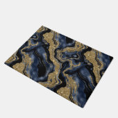 Elegantes Navy Blue and Gold Glitzer Agate Pattern Fußmatte (Schrägansicht)