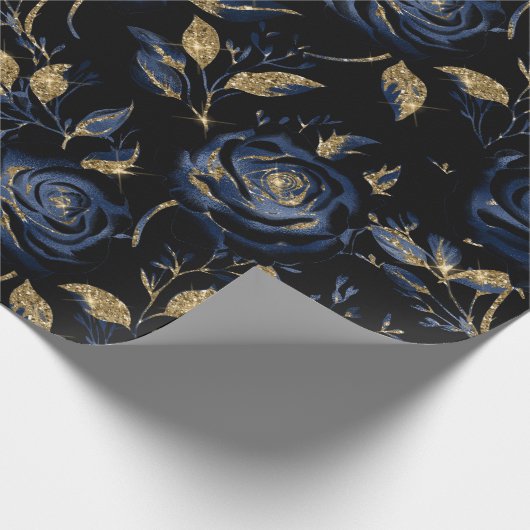 Elegantes Navy Blue and Gold Rose Blumenmuster Geschenkpapier (Ecke)