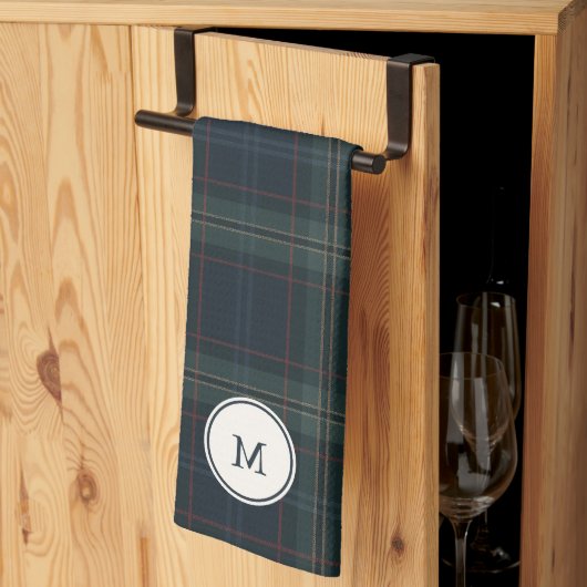 Elegantes Navy Blue and Green Kariert Monogram Geschirrtuch (Drittel gefaltet)