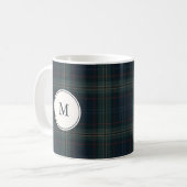 Elegantes Navy Blue and Green Kariert Monogram Kaffeetasse (Vorderseite Links)