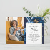 Elegantes Navy Blue Floral Retirement Party Foto Einladung (Stehend Vorderseite)