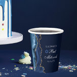Elegantes Navy Blue Gold Agate Bat Mitzvah Party Pappbecher<br><div class="desc">Eleganter Marineblau und Goldmedaille schmücken die Seite dieses modernen Bat Mitzvah Gastgeschenk Papiertasse. Der Name Ihrer Tochter ist in einem schönen formalen Drehbuch unter dem Stern von David geschrieben. Die perfekte Dekoration für eine schicke,  stilvolle jüdische Familie,  die ein Mädchen feiert,  das an die Tora gerufen wird.</div>