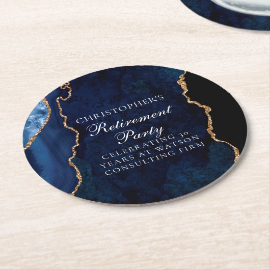 Elegantes Navy Blue Gold Agate Retirement Party Runder Pappuntersetzer (Angewinkelt)