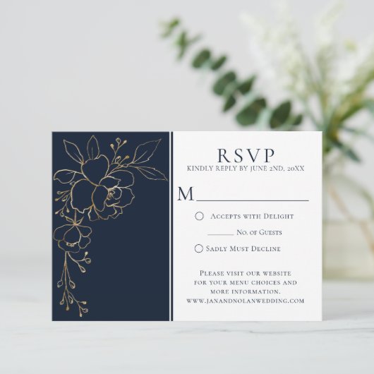 Elegantes Navy Blue mit goldgeätzten Rose Bouquet RSVP Karte (Stehend Vorderseite)