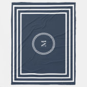 Elegantes Navy Blue Monogramm mit weißem Rahmen Fleecedecke (Vorderseite)