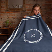 Elegantes Navy Blue Monogramm mit weißem Rahmen Fleecedecke