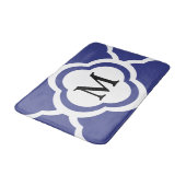 Elegantes Navy Blue Muster Monogramm Badematte (Schrägansicht)