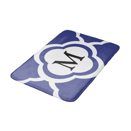 Elegantes Navy Blue Muster Monogramm Badematte (Schrägansicht)