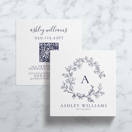Elegantes Navy Blue QR Code Monogram Floral Wappen Quadratische Visitenkarte