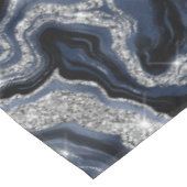 Elegantes Navy Blue & Silver Glitzer Agate Pattern Tischdecke (Schrägansicht)
