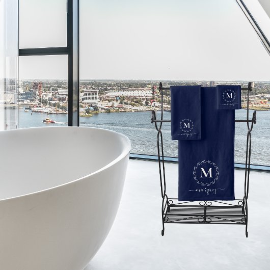 Elegantes Navy Blue White Botanical Wreath Monogra Badhandtuch Set