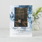 Elegantes Navy Blue White Floral Script Heart Foto Save The Date (Stehend Vorderseite)
