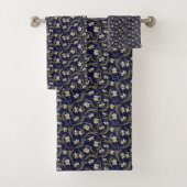 Elegantes Navy- und Beige Classic Floral Muster Badhandtuch Set (Insitu)