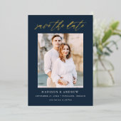 Elegantes Navy- und Gold Script-Foto Save the Date Folieneinladung (Stehend vorne)
