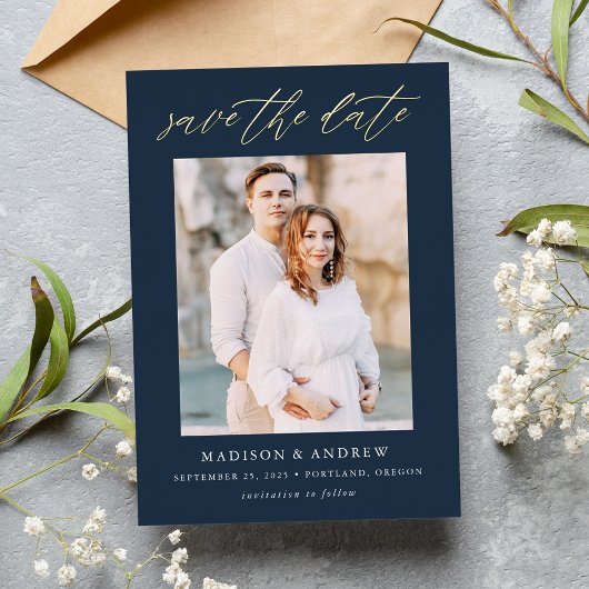 Elegantes Navy- und Gold Script-Foto Save the Date Folieneinladung