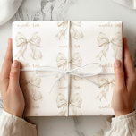 Elegantes Neutral Bow Wrapping Paper Geschenkpapier<br><div class="desc">Fügen Sie mit diesem eleganten neutralen Bow-Wrapping Paper Ihrer Schenkung eine Touch von Raffinesse hinzu. Dieses elegante, weiche Elfenbeinbraun auf weißem Hintergrund ist perfekt für Hochzeiten, Brautpartys, Babyduschen, Geburtstage und andere besondere Anlässe geeignet. Die sanften Pastelltöne und das stilvolle Bogen-Muster verleihen jedem Geschenk einen besonderen Charme und heben sich auf...</div>