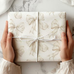 Elegantes Neutral Bow Wrapping Paper Geschenkpapier<br><div class="desc">Fügen Sie mit diesem eleganten neutralen Bow-Wrapping Paper Ihrer Schenkung eine Touch von Raffinesse hinzu. Dieses elegante, weiche Elfenbeinbraun auf weißem Hintergrund ist perfekt für Hochzeiten, Brautpartys, Babyduschen, Geburtstage und andere besondere Anlässe geeignet. Die sanften Pastelltöne und das stilvolle Bogen-Muster verleihen jedem Geschenk einen besonderen Charme und heben sich auf...</div>