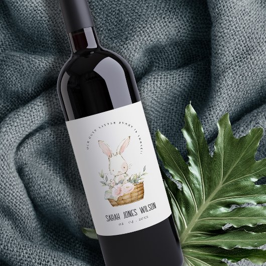 Elegantes Niedliches Bunny im Blumenkorb Kindergeb Weinetikett