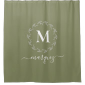 Elegantes Olive Green Personalisiert Wreath Monogr Duschvorhang (Vorderseite)
