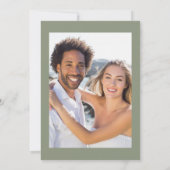 Elegantes Olive Green Script 2 Foto Hochzeit Einladung (Rückseite)