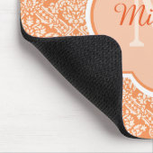Elegantes Orange Damask Muster Monogramm und Name Mousepad (Ecke)