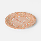 Elegantes Orange Damask Muster Monogramm und Name Pappteller (Schrägansicht)