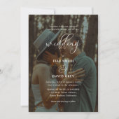 Elegantes Overlay 2 Foto Script Monogram Wedding Einladung (Vorderseite)
