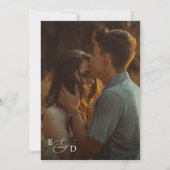 Elegantes Overlay 2 Foto Script Monogram Wedding Einladung (Rückseite)